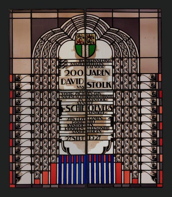 Het raam met de herdenkingstekst
<br/>
Museum Rotterdam, zonder jaartal